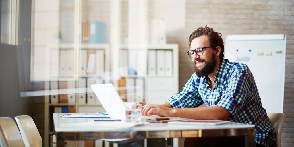 man with beard uring laptop 1536x768 1